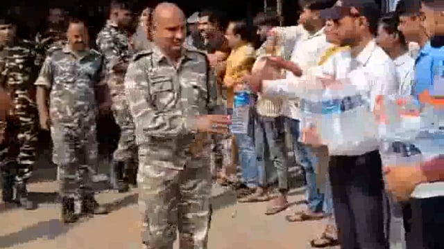 हापुड़, उत्तर प्रदेश – देशभक्ति की मिसाल पेश करते हुए हापुड़ जिले में स्थानीय लोगों ने फौजियों का ऐसा स्वागत किया, जिसने सभी का दिल जीत लिया। एक ढाबे पर भोजन करने के लिए रुके भारतीय सेना के जवानों पर लोगों ने फूल बरसाए और तालियों की गड़गड़ाहट से उनका अभिनंदन किया।