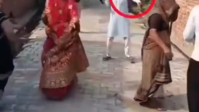 मथुरा के फरना कला का बताया जा रहा है फायरिंग का वायरल वीडियो युवक फायरिंग करते देखा जा सकता है वीडियो में