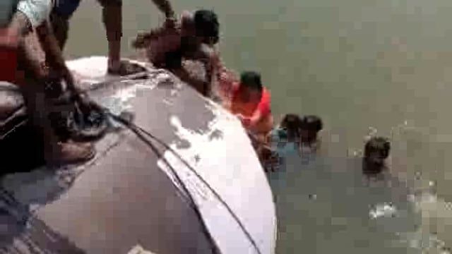 पिनाहट।पूल से गुजर रही बाइक से महिला चम्बल नदी में गिरी वहा मौजूद गोताखोरों ने महिला को सुरक्षित निकाला 