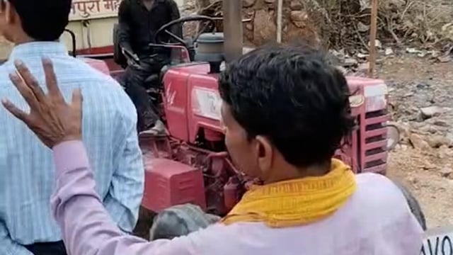 झांसी माता वैष्णो देवी मंदिर डडिया पुरा के मंदिर की पहाड़ी पर भू माफियों द्वारा कब्जा किया जा रहा है वीडियो वायरल ।