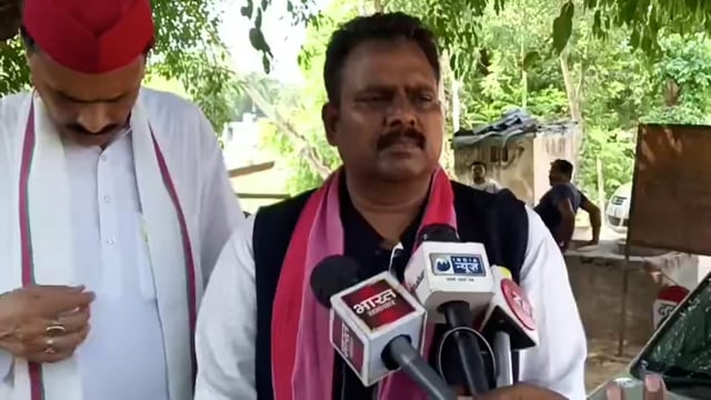 राजपाल कश्यप, भारतीय नेता और समाजसेवी, ने पाकिस्तान के मुद्दे पर एक स्पष्ट और कठोर रुख अपनाने की आवश्यकता जताई है। उन्होंने कहा कि पाकिस्तान से संबंधों के बारे में अब समय आ गया है जब भारत को निर्णायक कदम उठाना चाहिए, चाहे वह वार्ता हो या संघर्ष। उनके अनुसार, पाकिस्तान के साथ हर तरह की नर्म नीति अब देश की सुरक्षा और सम्मान के लिए खतरे का कारण बन सकती है।#politics