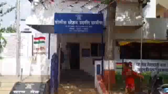 ग्रामीण पोलिसांनी उदगीर तालुक्यात विविध ठिकाणी अवैध दारू अड्ड्यावर छापे टाकून ८ हजार ७२५ रुपयांची दारू केली जप्त