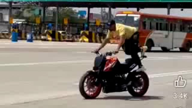 ▶️....सहारनपुर : भारत समाचार की खबर का बड़ा असर 

 हाईवे पर खतरनाक स्टंट का वीडियो हुआ था वायरल
 पुलिस ने खबर का संज्ञान लेते हुए की कार्रवाई
 स्टंट करने वाले युवक को पुलिस ने किया गिरफ्तार
18,000 रुपए का चालान, बाइक भी की सीज