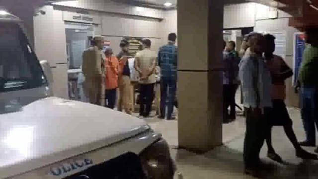 घर के कबाड़ बोरवेल में बच्चा गिरा रेस्क्यू करके अस्पताल ले गए तो डॉक्टरों ने मृत घोषित किया गांव में छाई शोक की लहर