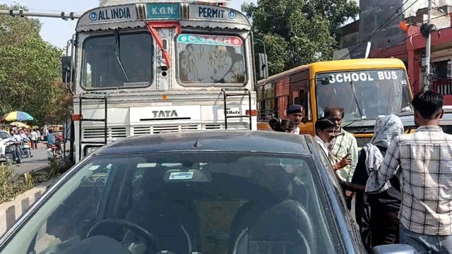 ट्रक ने कार को साइड से मारी टक्कर, कार हुई छतीग्रस्त 