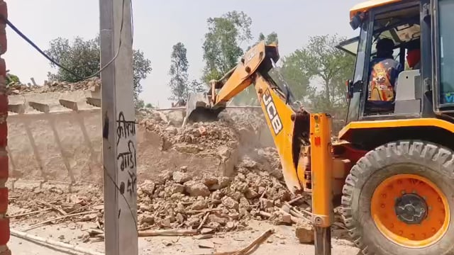 खेल मैदान के जमीन के कब्जेदारों पर चला बुलडोजर, एसडीएम की कार्यवाही से मचा हड़कंप