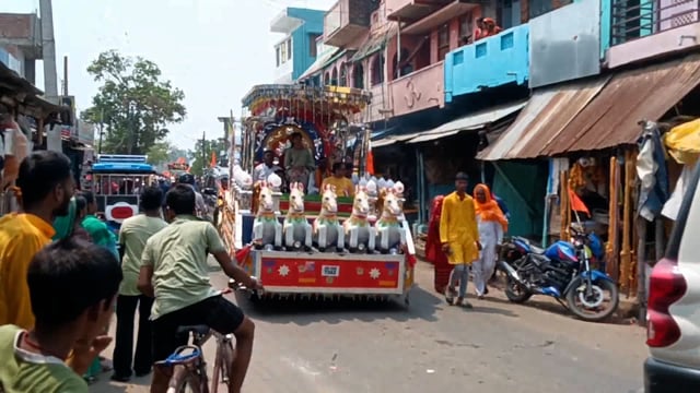 सात दिवसीय श्रीमद् भागवत कथा ज्ञान यज्ञ को लेकर रथ, घोड़े, झांकी, गाजे बाजे के साथ निकाली गई भव्य कलश शोभायात्रा