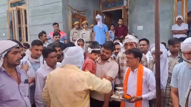 -कश्मीर के उधमपुर में देश की रक्षा करते हुए शहीद हुए सैनिक सुरेन्द्र कुमार का अंतिम संस्कार उनके पैतृक गांव झुंझुनू (राजस्थान) में पूरे सैन्य सम्मान के साथ किया गया#politics