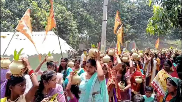 श्रीमद् भागवत कथा ज्ञान यज्ञ को लेकर निकाली गई भव्य कलश शोभायात्रा।