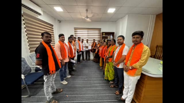 उन्हाळी क्लासेसच्या नावाखालील फिसची लूट थांबवावी,शिवसेनेचे गटविकास अधिकाऱ्यांना निवेदन