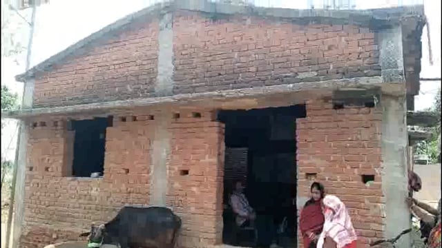 आधे अधूरे आंगनबाड़ी भवन में पढ़ने को मजबूर हैं नोनीहाल बच्चे।