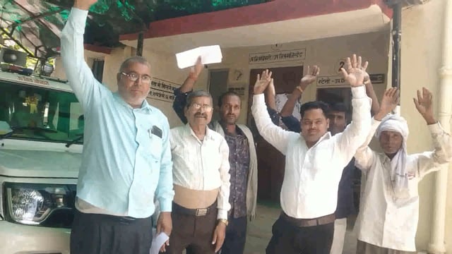मिसरौली बड़गांव कोटेदार की घटतौली को लेकर ग्रामीणों ने अशोक सिंह कप्तान सिंह के साथ एसडीएम आफिस के सामने किया प्रदर्शन 