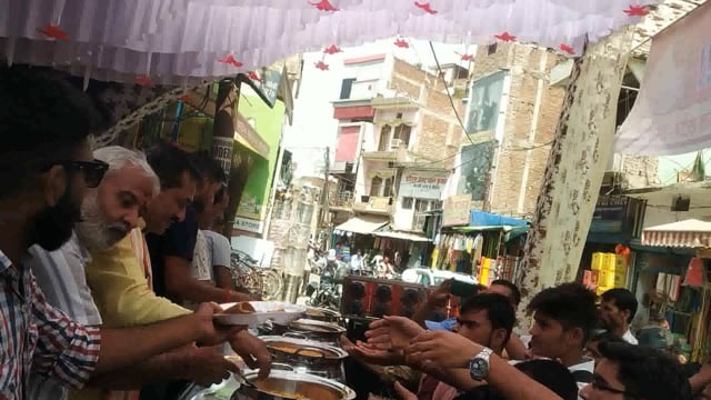 शिवमन्दिर अग्रहरी मेडिकल स्टोर तथा कोतवाली के सामने जिला पंचायत अध्यक्ष राजेश मसाला ने हवन-पूजन कर प्रसाद वितरण किया अजय