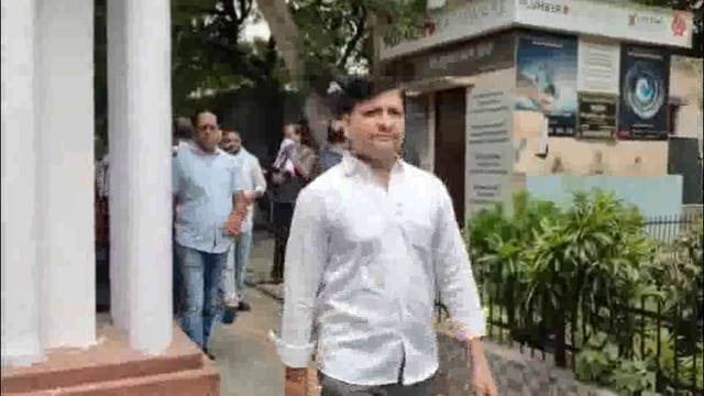 राया में रेलवे द्वारा रेलवे फाटक करने की आशंका को लेकर व्यापारियों ने जताया विरोध, जिलाधिकारी को सौंपा ज्ञापन।