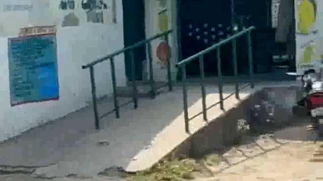 बोझवा प्राथमिक विद्यालय में बच्चों से कराई जा रही साफ सफाई