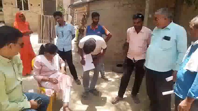 मिसरौली बड़गांव कोटे की जांच सप्लाई इंस्पेक्टर सुषमा सिंह ने आरोपो की जांच किया लोगों के बयान दर्ज किए कोटेदार नहीं था 