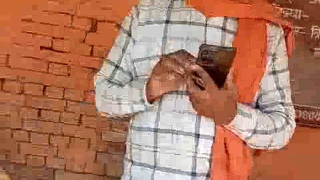 गोरखापुर कोटेदार के राशन वितरण के समय अंगूठा लगाते समय मशीन जलकर हुई राख ग्रामीण बाल बाल बचे 