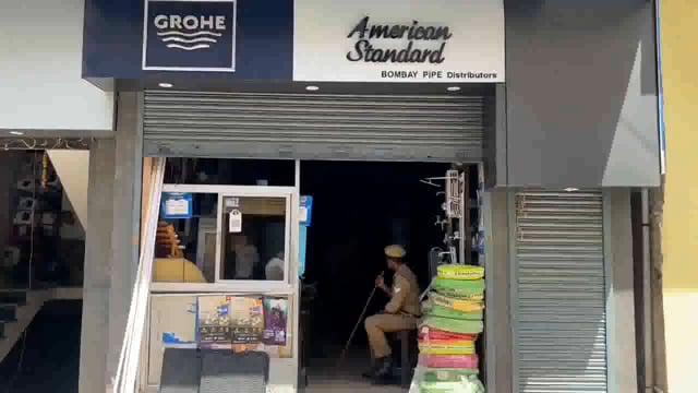 झांसी में जीएसटी टीम की हो रही छापेमारी से व्यापारियों में मचा हड़कंप