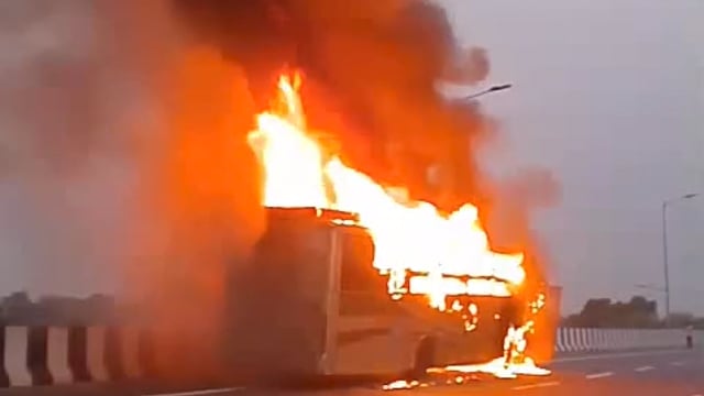 *लखनऊ। मोहनलालगंज कोतवाली क्षेत्र के किसान पथ पर आज तड़के करीब 4 - 40 बजे डबल डेकर बस में लगी भीषण आग में दो बच्चों सहित पांच लोग जिंदा जल गए। कई यात्रियों के झुलसने व चोट लगने की खबर है। *मुख्यमंत्री योगी आदित्यनाथ ने इस हादसे का संज्ञान लेते हुए। अधिकारियों से तत्काल मौके पर पहुंचने तथा बचे यात्रियों को उनके गतंव्य स्थान‌ पर भिजवाने के निर्देश दिए हैं।#fair