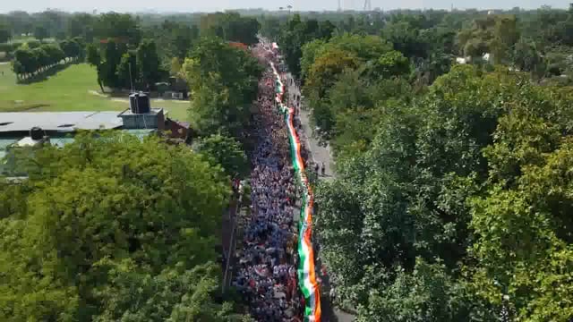 उत्तर प्रदेश के मुख्यमंत्री योगी आदित्यनाथ ने एक बार फिर से अपने तीखे और प्रभावी बयान से राजनीतिक माहौल गरमा दिया है। उन्होंने कहा, 