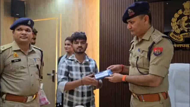 मथुरा सर्विलांस पुलिस टीम द्वारा गुम हुए 61 मोबाइल फोन किए बरामद 