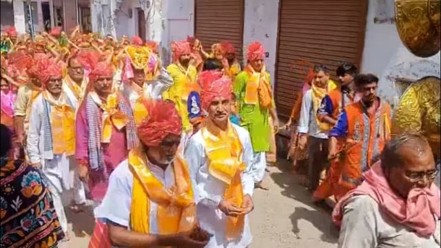 राधाकुंड में बैंड़ बाजों के साथ धूमधाम से निकाली गई कलशयात्रा 