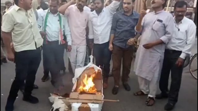 एमपी के भाजपा मंत्री ने कर्नल सोफिया कुरैशी पर दिया शर्मनाक बयान, युवा कांग्रेस के कार्यकर्ताओं ने किया पुतला दहन।