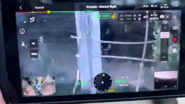 "जैश आतंकियों के हाथों में बंदूकें, चेहरों पर खौफ...त्राल मुठभेड़ का ड्रोन फुटेज सामने आया"#latest_news