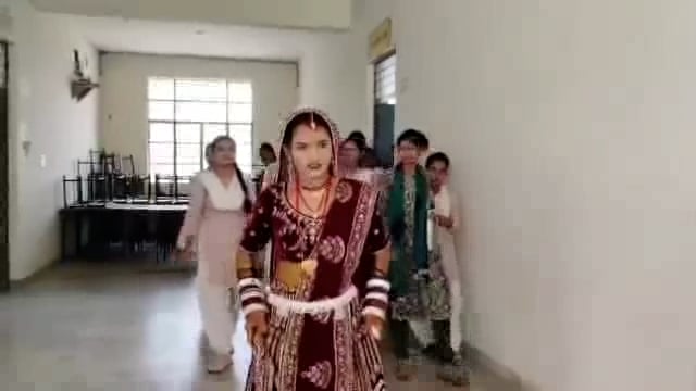 झांसी के चिरगांव में शादी के लाल जोड़े में दुल्हन पहुंची परीक्षा देने विद्यालय, यह देख पूछने लगे लोग