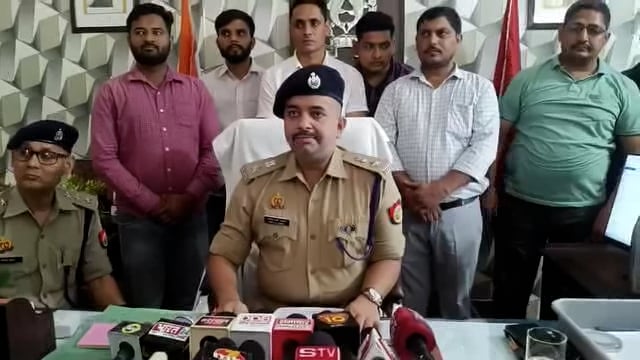 मोबाइल टावर से बैटरी चोरी करने वाले अंतरराष्ट्रीय गिरोह के आठ अभियुक्तों को थाना बसई अरेला द्वारा किया गया गिरफ्तार