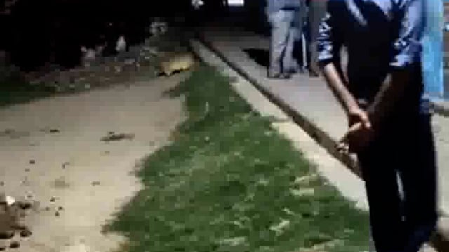 उत्तर प्रदेश के बरेली जिले के आंवला थाना क्षेत्र के लठैता मोहल्ले में एक हैरान करने वाली घटना सामने आई है। यहां एक पति ने मामूली कहासुनी के बाद अपनी पत्नी को छत से उल्टा लटकाकर बुरी तरह पीटा।
इस दौरान महिला की मदद के लिए आसपास के पड़ोसियों ने आवाज सुनी और तुरंत मौके पर पहुंचकर उसकी जान बचाई। घटना का वीडियो सोशल मीडिया पर वायरल हो गया, #crime