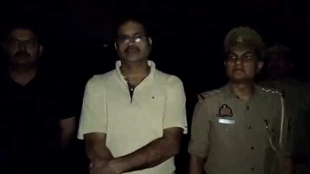 आगरा: थाना खंदौली क्षेत्र में पुलिस और एक हत्या में वांछित शातिर अभियुक्त के बीच मुठभेड़ हुई। पुलिस द्वारा रोकने पर अभियुक्त ने भागने की कोशिश की और पुलिस पर फायरिंग कर दी। जवाबी फायरिंग में शातिर अभियुक्त के पैर में गोली लग गई, जिसके बाद उसे गिरफ्तार कर लिया गया।
#crime