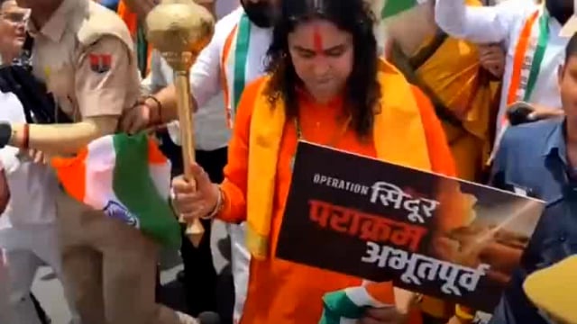 जयपुर: राजस्थान की राजधानी जयपुर में आज सैनिकों के सम्मान में तिरंगा यात्रा निकाली गई। इस यात्रा में हवामहल से बीजेपी विधायक बालमुकुंदाचार्य भी#politics