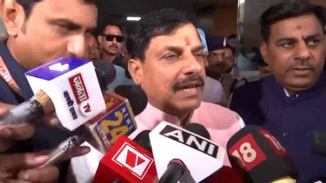 उज्जैन: मध्य प्रदेश के मुख्यमंत्री डॉ. मोहन यादव ने मॉकड्रिल के दौरान घायल हुए दो जवानों से मुलाकात कर उनके स्वास्थ्य की जानकारी ली। उन्होंने अस्पताल में डॉक्टर्स से बातचीत कर जवानों के इलाज के बारे में विस्तार से जानकारी प्राप्त की और#politics