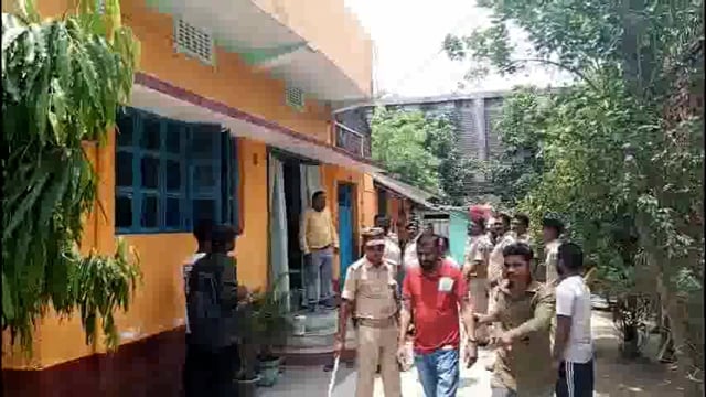 शिकायत करने वाले का ही टूट गया घर। हाई कोर्ट के आदेश पर हटाई जा रही थी अतिक्रमण।