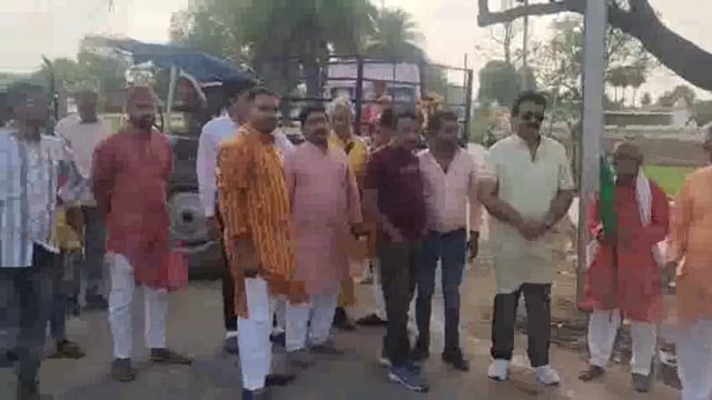 डॉ० संदीप के मुख्य आतिथ्य में 24 कुंडीय गायत्री महायज्ञ के प्रथम दिवस पर कलश यात्रा का आयोजन