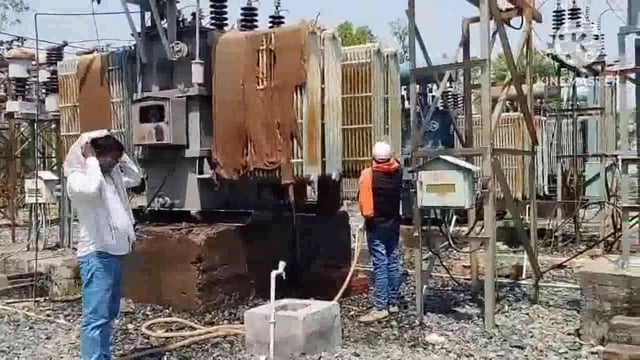 गर्मी का सितम, बिजली घर में ट्रांसफार्मर पर पानी का किया जा रहा छिड़काव