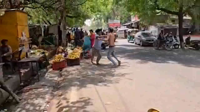 झांसी नवाबाद थाना क्षेत्र स्थित पुलिस क्लब के सामने दो युवकों के बीच किसी बात पर विवाद हो गया देखते ही देखते मारपीट हुई 