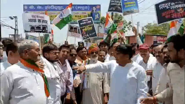 सैनिकों के सम्मान में निकाली गई विशाल तिरंगा यात्रा में उमड़ा जनसमूह।