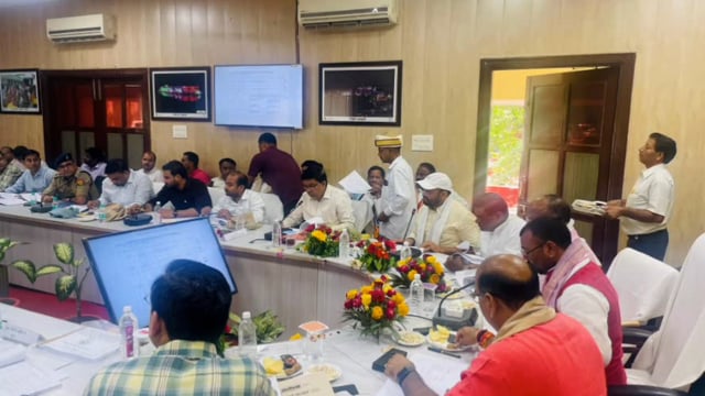 मथुरा कलेक्ट्रेट सभागार में विधान परिषद की समिति ने विकास कार्यों को लेकर की बैठक, अधिकारियों के कसे पेंच।