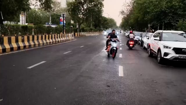 नोएडा और एनसीआर में अचानक मौसम में बदलाव देखने को मिला। तेज हवाओं के साथ धीरे-धीरे बारिश शुरू हो गई, जिससे भीषण गर्मी से राहत मिली।
आसमान में अचानक काले बादल छा गए और चारों ओर अंधेरा हो गया, जिससे मौसम पूरी तरह से सुहाना हो गया। बारिश के कारण शहरवासियों ने गर्मी से निजात पाई, और राहत की सांस ली।