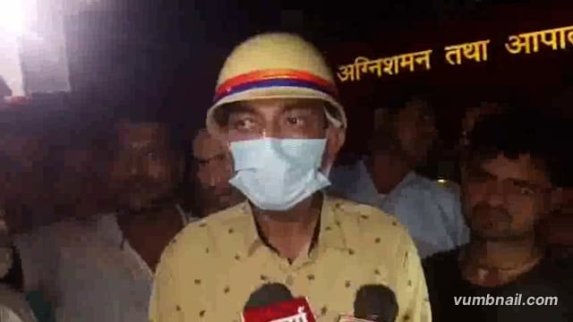 अलीगढ़ के गोंडा मोड़ क्षेत्र में स्थित एक फर्नीचर गोदाम में आतिशबाजी की चिंगारी से आग लग गई, जिससे 10 लाख रुपये का फर्नीचर जलकर राख हो गया। यह घटना तब घटी जब पड़ोसी छत पर आतिशबाजी चला रहे थे, और चिंगारी से गोदाम में आग लग गई।#fair