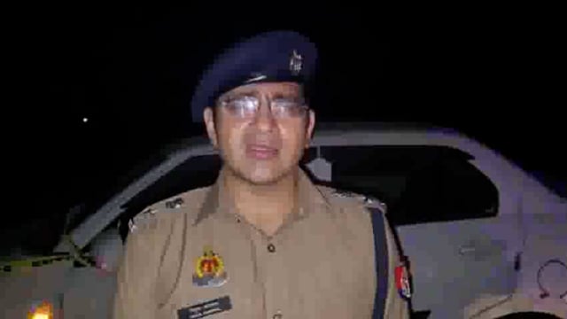 लखनऊ के गोसाईगंज थाना क्षेत्र के बेली अंडरपास जेल रोड के पास देर रात पुलिस और गौकशी करने वाले तस्करों के बीच मुठभेड़ हुई। पुलिस ने बदमाशों को पकड़ने के लिए कार्रवाई शुरू की, लेकिन बदमाशों ने पुलिस टीम पर फायरिंग शुरू कर दी।
जवाबी फायरिंग में एक बदमाश शोएब उर्फ गैंडा घायल हो गया और उसके पैर में गोली लग गई। घायल बदमाश को अस्पताल भेजा गया। पुलिस ने मौके से तमंचा, कारतूस और स्विफ्ट डिजायर कार बरामद की।
इस मुठभेड़ में दो बदमाश भागने में कामयाब हो गए। पुलिस उनकी सरगर्मी से तलाश कर रही है। गिरफ्तार बदमाश पर 8 से अधिक आपराधिक मुकदमे दर्ज हैं, और पुलिस ने उसे गिरफ्तार कर लिया है।
#police