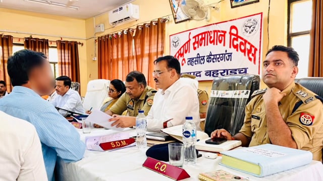 Bahraich*बड़ी खबर तहसील कैसरगंज जिला बहराइच से आ रही जिला अधिकारी बहराइच मोनिका रानीगांव पुलिस अधीक्षक महोदय द्वारा तहसी