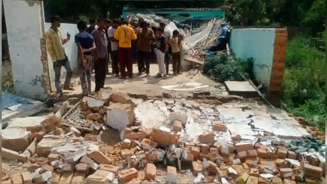 माट में पक्की दीवार गिरने से बच्ची की मौत पड़ोस की बेटी वह मां हुई घायल जिला अस्पताल के लिए किया रेफर