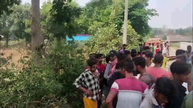 आनंदपुर थाना के गौरी अंबा गांव में अवैध मोरंग लदा ट्रैक्टर ने एक बाइक चालक को ठोकर मार कर तोडा हाथ पैर,चालक फरार