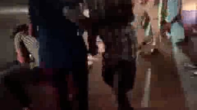 शराब बंदी वाले बिहार में सड़क पर गिरे देशी शराब लूटने का वीडीओ वायरल