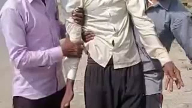 ▶️....पीलीभीत : मिट्टी डालने की शिकायत पर युवक को थाने लाई पुलिस 
थाने में दारोगा पर युवक के साथ मारपीट का आरोप
 युवक की हालत बिगड़ने पर परिजन अस्पताल ले गए
 दारोगा को बीस हजार न देने पर मारपीट करने का आरोप
 सूचना पर थाने पहुंचे परिजनों ने जमकर काटा हंगामा
 थाना घुंघचाई में तैनात दारोगा विजय वीर सिंह पर आरोप