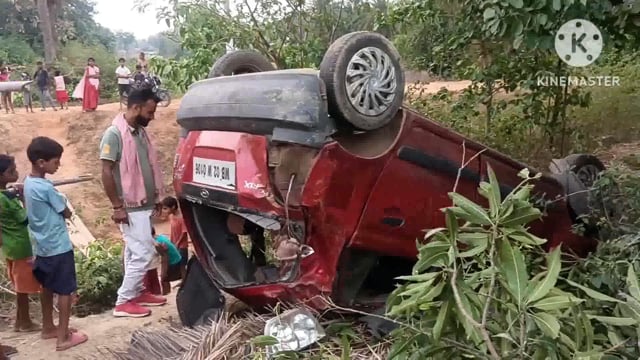 लाल रंग की तेज रफ्तार कार पेड़ से टकराते हुए झोपड़ी को तोड़कर सड़क के किनारे पलटी, मौके से चालक फरार 