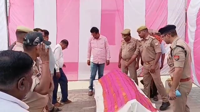 शहीद मुख्य आरक्षी के पार्थिव शरीर को पुलिस लाइन में दी गई भावभीनी श्रद्धांजलि, पूरा विभाग हुआ गमगीन